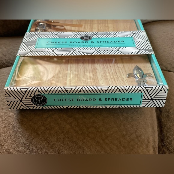 Wood Cheese Board & Spreader (8.8 x 7 in) - Picture 10 of 11